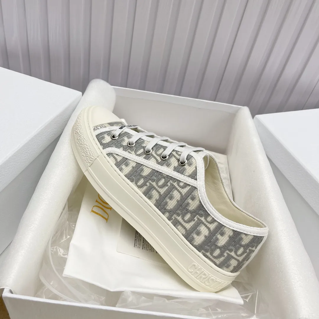 👟👟Ex-factory price 480👟👟 Women's shoes factory ready stock high quality Dior )Flat sneakers are made of fully embroidered iconic patterns💎💎♦️Top quality in the market🎗Breaking hot model in foreign counters🎗Non-market ordinary imitation version🎗🔳The fabric is made of Italian🇮🇹imported fabric❗️Embroidered upper, original mold injection Logo frosted five-pointed star outsole🔳Inside imported lambskin + high elasticity injection molding mold Logo foam pads Number of yards: 35 to 42